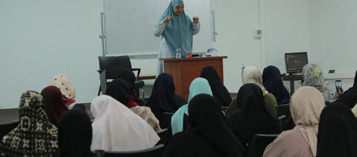 الدكتورة رقية دومة تلقي محاضرة عن “الرجوع للنجاح”