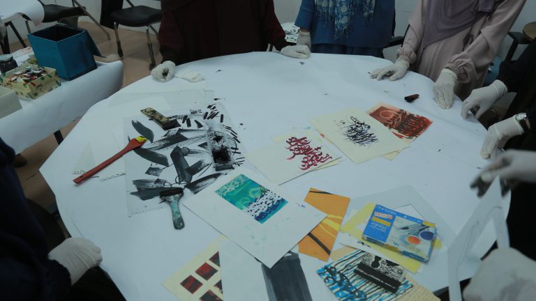 مركز الشيخ علي الغرياني يقيم ورشة في فن الحروفيات