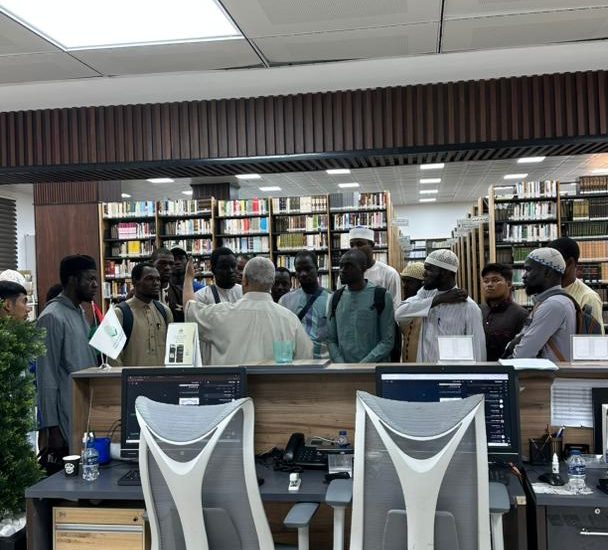 زيارة وفد من طلاب كلية الدعوة الإسلامية مركز الشيخ علي الغرياني للكتاب